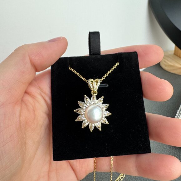 Elegant Gold Pearl Necklace - Picture 8 of 9